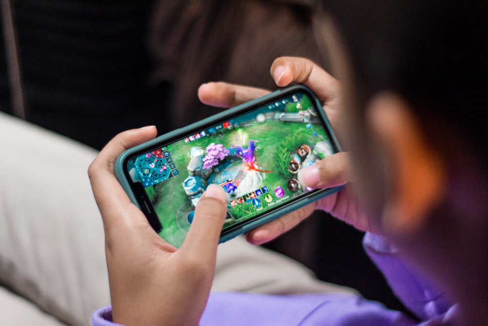 Seseorang bermain game di ponsel — ilustrasi bermain cerdas dengan Mpo007