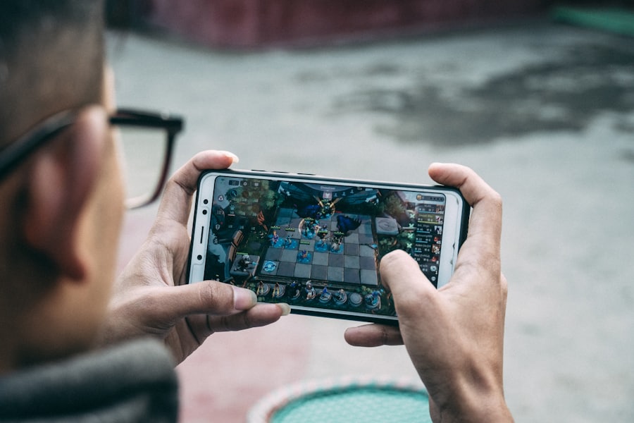 Seseorang bermain game daring dari laptop — pendaftaran akun Mpo007