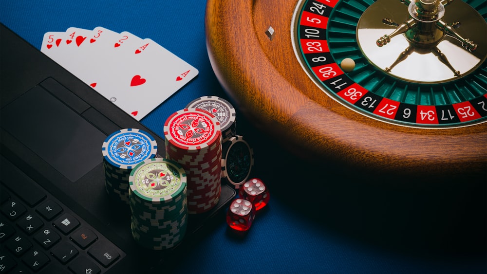 Roda roulette dan chip kasino — ilustrasi panduan live casino Mpo007