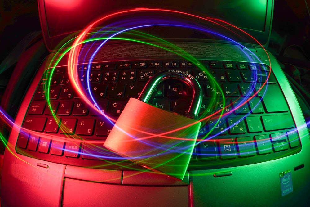 Gembok keamanan di atas laptop sebagai simbol perlindungan akun Mpo007