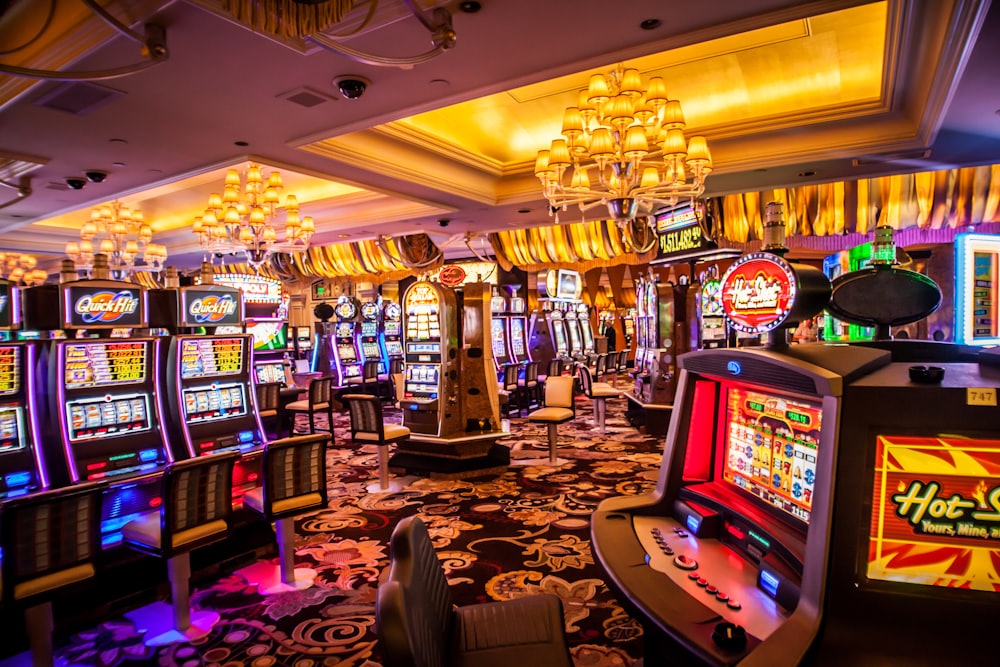 Barisan mesin slot di dalam kasino — ilustrasi panduan slot online Mpo007